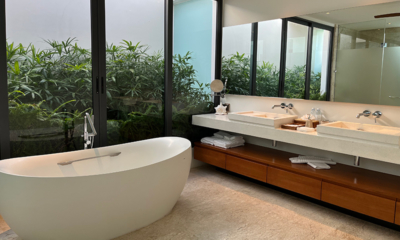 Maya Anda Villa His and Hers Bathroom with Bathtub | Surin, Phuket