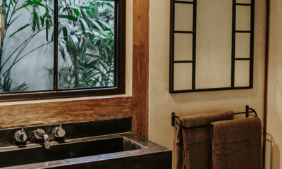 Bedulu Cliffside Bathroom with Towels | Ubud, Bali