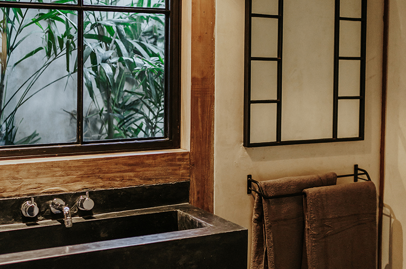 Bedulu Cliffside Bathroom with Towels | Ubud, Bali