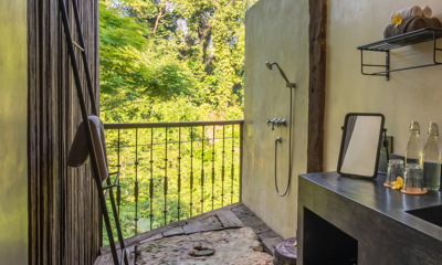 Bedulu Cliffside Open Plan Bathroom with Wooden Floor | Ubud, Bali