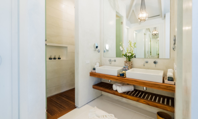 Mia Ocean Bathroom with Mirror | Chaweng, Koh Samui
