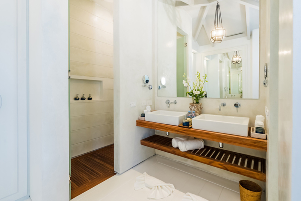 Mia Ocean Bathroom with Mirror | Chaweng, Koh Samui