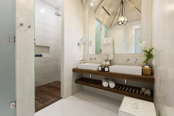 Mia Palm Bathroom with Hanging Lamp | Chaweng, Koh Samui