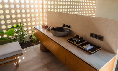 Villa Solah En-Suite Bathroom with Mirror | Selong Belanak, Lombok