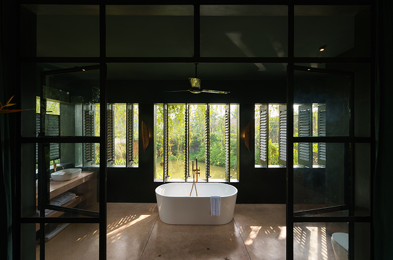 Villa Mine En-Suite Bathroom with Bathtub | Talpe, Sri Lanka