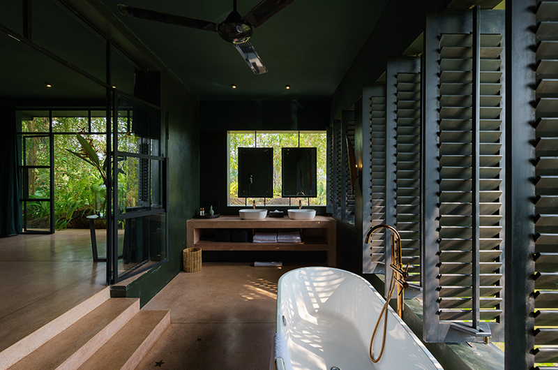 Villa Mine En-Suite His and Hers Bathroom with Bathtub | Talpe, Sri Lanka