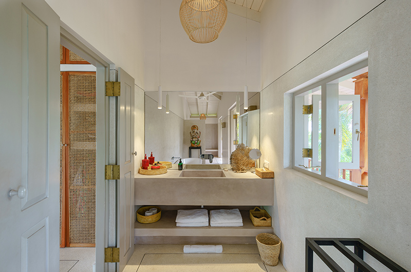 Villa Mine En-Suite Bathroom with Mirror | Talpe, Sri Lanka
