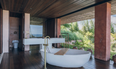 Tampah Hills Villa Chibo En-Suite Bathroom with Bathtub | Selong Belanak, Lombok