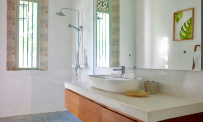 Kumbura Villa Bathroom Two with Shower | Galle, Sri Lanka
