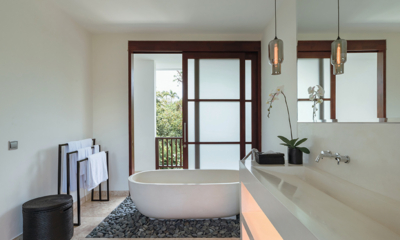 Villa Amara Pradi Bathroom One with Bathtub | Seminyak, Bali