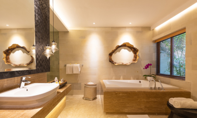 Villa Kimaya En-Suite Bathroom with Bathtub and Mirror | Canggu, Bali