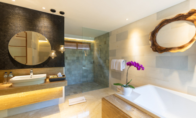 Villa Kimaya En-Suite Bathroom with Bathtub, Mirror and Lights | Canggu, Bali
