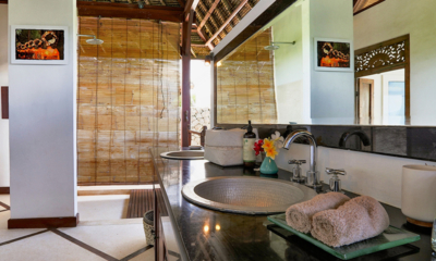 Villa Bahagia His and Hers Bathroom | Nusa Lembongan, Bali