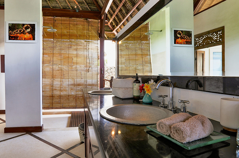 Villa Bahagia His and Hers Bathroom | Nusa Lembongan, Bali