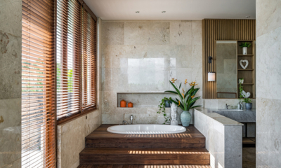 Villa Candani Master Bathroom One with Bathtub | Gianyar, Bali