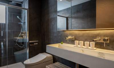 Foxwood B En-Suite Bathroom with Mirror | Niseko, Japan