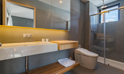 Foxwood E Bathroom with Mirror | Niseko, Japan
