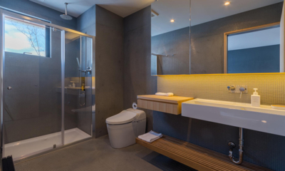 Foxwood E Bathroom with Bathtub and Mirror | Niseko, Japan