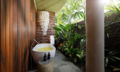 Villa Uma Santai Master Bathroom with Bathtub | Canggu, Bali