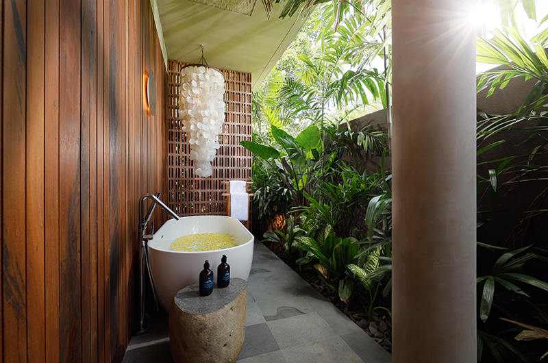 Villa Uma Santai Master Bathroom with Bathtub | Canggu, Bali