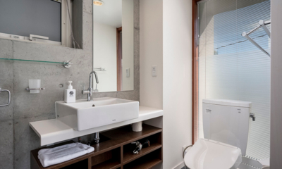 Asobidokoro Bathroom with Mirror | Hirafu, Niseko