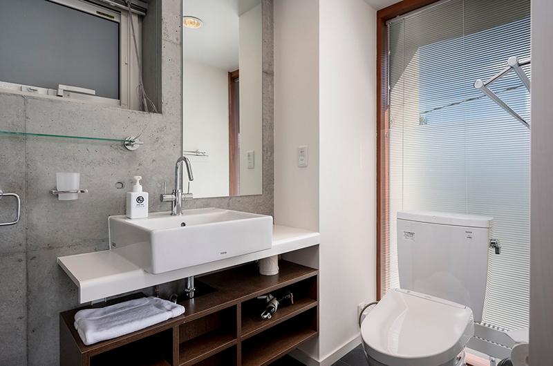 Asobidokoro Bathroom with Mirror | Hirafu, Niseko