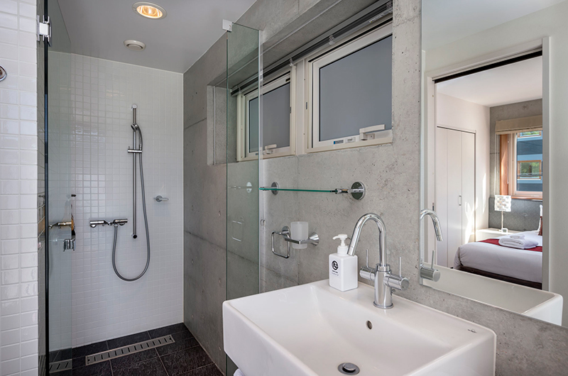 Asobidokoro Bathroom with Mirror and Shower | Hirafu, Niseko