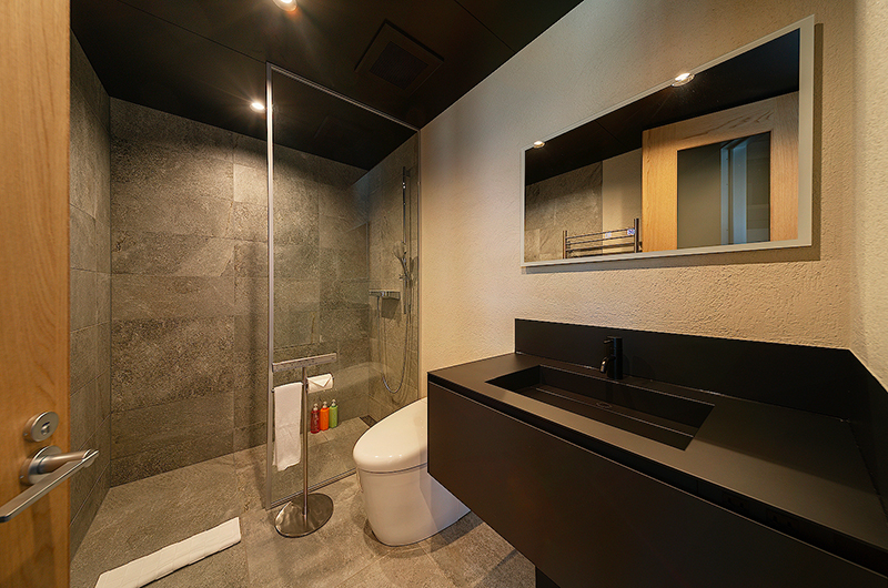 The Moo Bathroom with Shower | Hakuba, Nagano