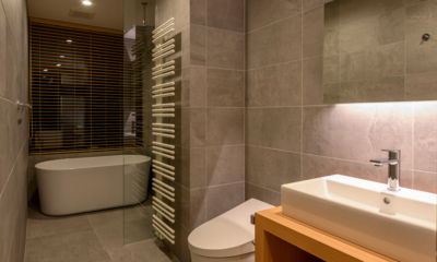 Yukihyo Bathroom with Bathtub | Soga, Niseko