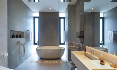 Akashi Residence Bathroom One with Bathtub | Canggu, Bali