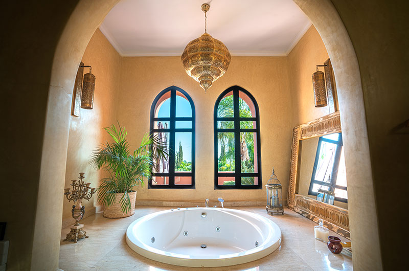 Palais Hassoun Suite Royale En-Suite Bathroom One with Bathtub | Marrakesh, Morocco