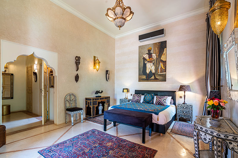 Palais Hassoun Chambre Deluxe Ivoire Bedroom Seven with Painting | Marrakesh, Morocco
