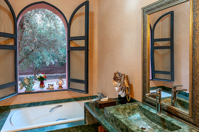 Palais Hassoun Chambre Deluxe Moka Bathroom Eight with Bathtub | Marrakesh, Morocco