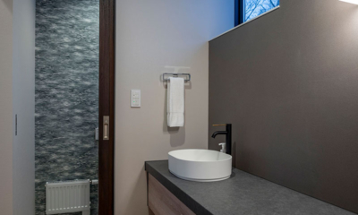 Kumirin Bunk Bathroom | Hirafu, Niseko