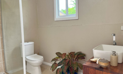 Rockpools Bathroom One | Efate, Vanuatu