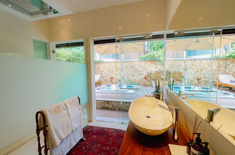 Lataliana Villas Villa Ta Bathroom One with Jacuzzi | Seminyak, Bali