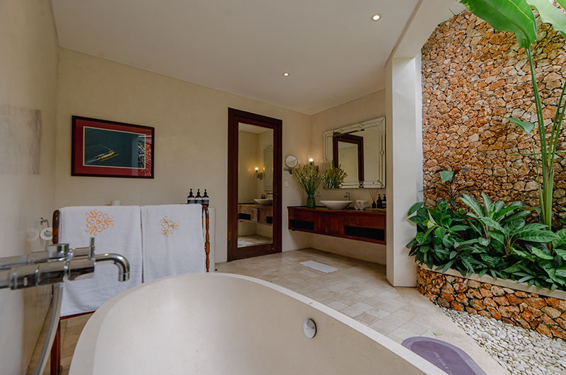 Lataliana Villas Villa Ta Bathroom Four with Bathtub | Seminyak, Bali