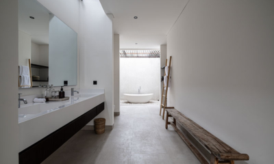 Villa Gendang En-Suite Bathroom with Bathtub | Seminyak, Bali