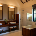 Camellia Hills Bathroom Four with Bathtub | Dickoya, Sri Lanka