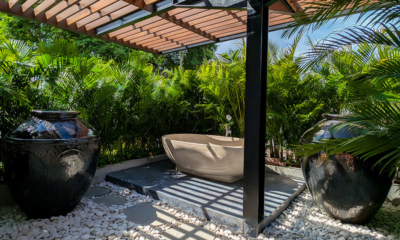 Jeeva Tirta Bathroom Two Outdoor Bathtub | Batubelig, Bali
