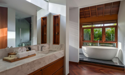 Jeeva Tirta Bathroom Three with Bathtub | Batubelig, Bali