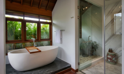 Jeeva Tirta Bathroom Three Bathtub | Batubelig, Bali
