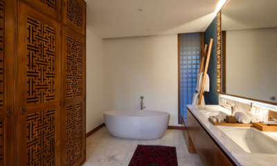 Jeeva Tirta Bathroom Four with Bathtub | Batubelig, Bali