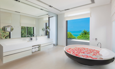 Villa Amarasara Spacious Bathroom Six with Bathtub | Cape Yamu, Phuket