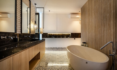 Villa Zeno Arete En-Suite Bathroom One with Bathtub | Canggu, Bali
