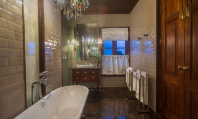Dendrobium House Raptor Suite En-Suite Bathroom One with Bathtub | Kandy, Sri Lanka