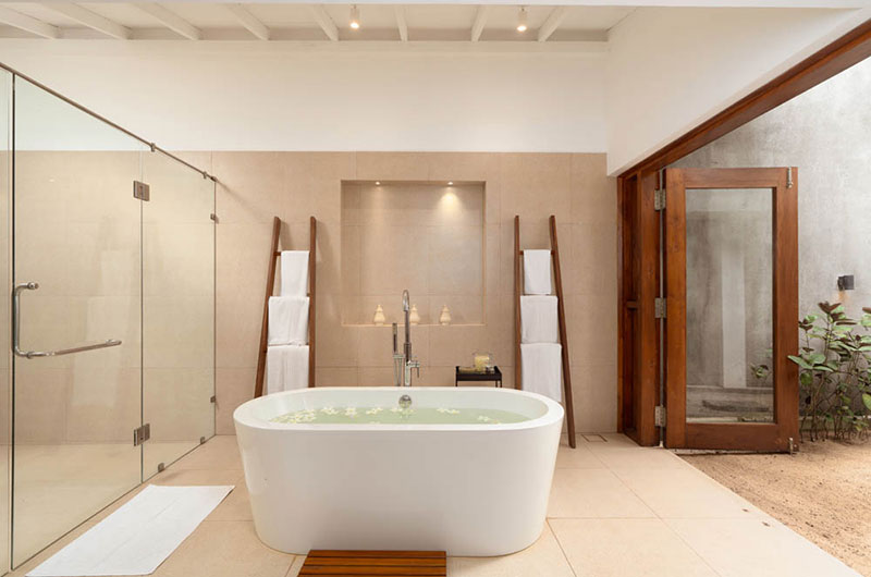 Victoria Villa Bathroom One with Bathtub | Talpe, Sri Lanka