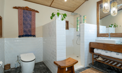 Rumah Melati Estate Bathroom Two with Mirror | Ubud, Bali